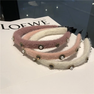 Détail macro de serre-têtes en velours avec perles vintage et ornements de pierres