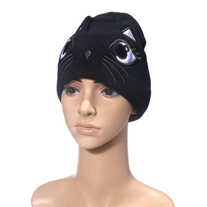 Berretto in maglia nera da donna con orecchie da gatto e ricami di paillettes colorate