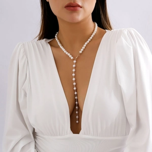 Elegante weiße Perlen-Y-Halskette mit goldener Kette an einem weiblichen Modell