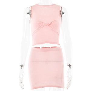 Dettaglio del set due pezzi in maglia rosa con top senza maniche a nodo e gonna coordinata