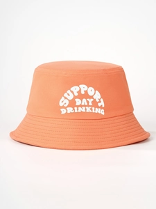 Détail d'un bob en coton orange corail avec impression blanche SUPPORT DAY DRINKING