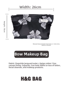 Vista dettagliata della borsa da trucco jacquard nera con fiocchi, misura 26x18 cm