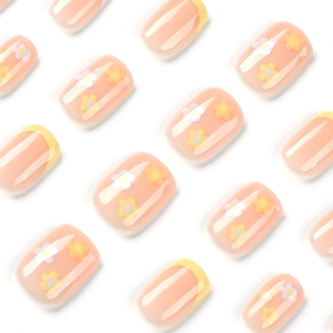 Faux ongles courts carrés arrondis avec French jaune et design floral violet élégant