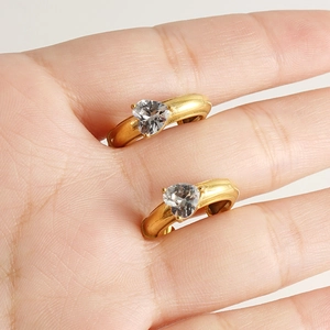 Boucles d'oreilles C plaquées or 18k avec pierres de zircon en forme de coeur