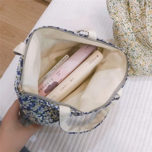Dettaglio dell'interno spazioso della borsa tote in tela floreale con spazio per libri