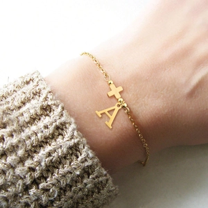 Minimalistisches goldenes Edelstahl-Armband mit Kreuz und Buchstabe A für Damen