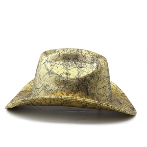 Dettaglio del cappello da cowboy con base dorata e finitura testurizzata nera