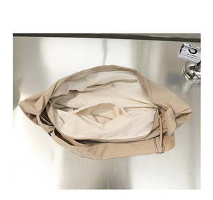 Vista interna della borsa in nylon kaki con grande capacità e tasca con cerniera