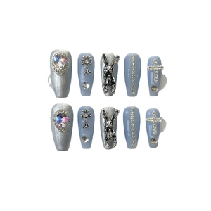 Ongles à presser faits main avec paillettes argentées, bleu, croix et breloque lapin