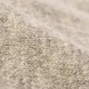 Bonnet en laine tricotée d'hiver avec vue rapprochée sur la texture grise et les détails