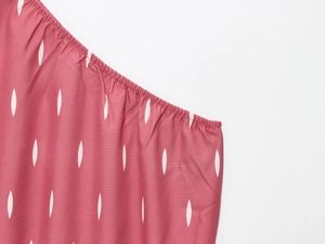 Vue détaillée de la taille élastique d'une robe à une épaule avec motif de feuilles blanches