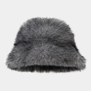 Gros plan sur un chapeau bob en fausse fourrure gris foncé à texture pelucheuse