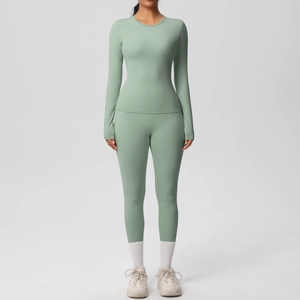 Vue de face de l'ensemble de yoga vert clair avec haut à manches longues et legging gainant