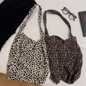 Dettaglio di due borse tote in tela con stampa leopardata nei toni del beige e marrone