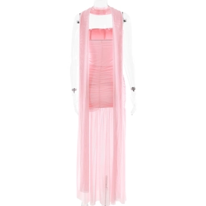 Détail de la robe maxi en mousseline rose avec plis et châle transparent assorti