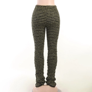 Détail du legging en maille rayée vert olive et noir avec texture à taille haute