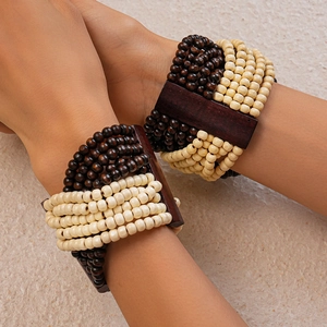 Détail d'un bracelet bohème multicouche avec des perles de bois et des tranches de coco