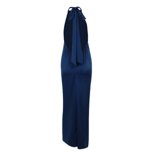 Vue détaillée du dos nu licou sur une robe longue élégante en satin bleu foncé