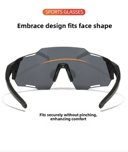 Détail de lunettes de sport avec monture intégrée et fentes de ventilation latérales