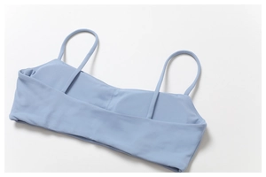 Detailansicht eines hellblauen Sport-BHs mit dünnen Trägern und elastischem Material