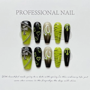 Grüne Flamme Press On Nails 3D Silber Kreuz Kette Sargform Gothic Punk Handbemalt Wiederverwendbare Künstliche Nägel