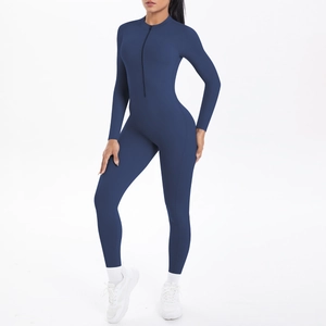 Detail eines dunkelblauen Langarm-Bodysuits mit halbem Reißverschluss für Yoga und Fitness