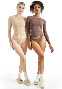 Magliette a maniche lunghe slim fit in beige e marrone indossate da modelle in studio