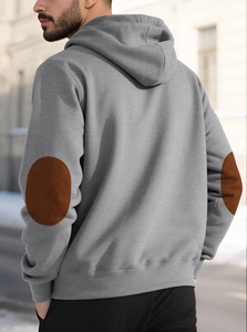 Détail d'un sweat à capuche gris pour hommes avec patchs marron aux coudes et poignets