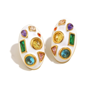 Boucles d'oreilles ovales plaquées or 18K avec émail blanc et zircons colorés
