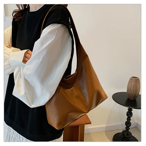 Grande borsa tote marrone caramello in morbida ecopelle con cuciture decorative