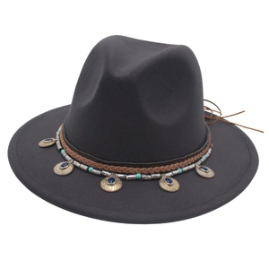 Dettaglio di cappello fedora a tesa larga in stile etnico con perline e monete, grigio scuro