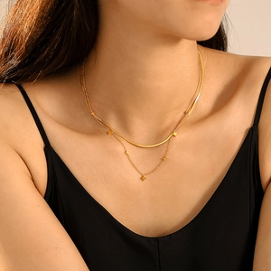 Elegante goldene zweischichtige Halskette mit Schlangenkette und Stern-Pailletten-Anhängern