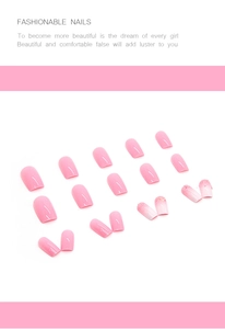 Vue à plat de faux ongles dégradés roses avec des paillettes brillantes sur fond blanc
