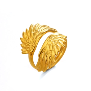Verstellbarer goldener Titanstahlring mit detaillierter Flügelstruktur im minimalistischen Stil