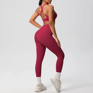 Detalle del conjunto de yoga burdeos con leggings de cintura alta y top deportivo cruzado