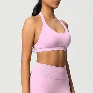 Détail de la texture côtelée sans couture sur le soutien-gorge de sport rose clair