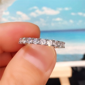 Makroansicht eines Eternity-Rings mit rundgeschliffenen, funkelnden Zirkonia-Steinen