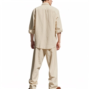 Vista posteriore dettagliata del set da uomo in lino beige con tessuto strutturato