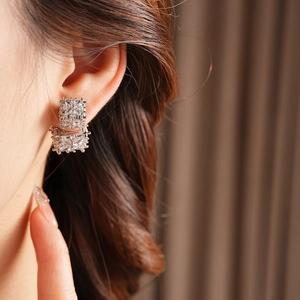 Gros plan de boucles d'oreilles carrées en zircone avec un design étincelant à deux couches
