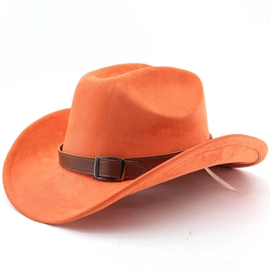 Detail eines orangen Wildleder-Cowboyhuts mit braunem Lederband und Metallschnalle