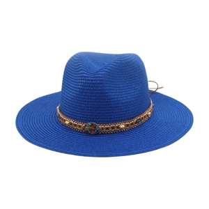 Vue détaillée du chapeau de soleil bleu roi en paille tressée avec ruban ethnique