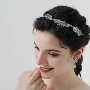 Détail du bandeau plume en strass argentés et boucles d'oreilles assorties sur modèle