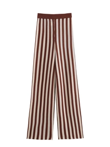 Dettaglio di pantaloni larghi in maglia a righe verticali marroni e bianche con vita elastica