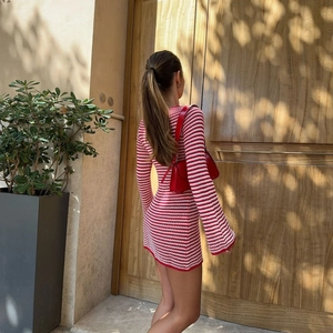 Détail d'une robe en maille rayée rouge et blanc avec un sac à bandoulière assorti