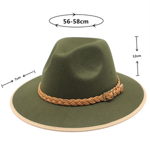 Détail d'un chapeau fedora en laine avec ruban en cuir tressé et boucle dorée
