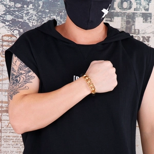 Bracelet gourmette tête de lion dorée style punk pour homme sur fond vintage