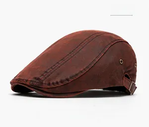 Détail de la casquette plate vintage rouge-brun avec œillets métalliques et texture rétro