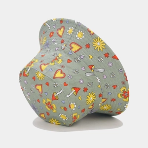 Chapeau bob vert avec motifs champignons et fleurs présenté sous un angle de 45 degrés