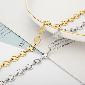 Colliers minimalistes en acier inoxydable avec croix et pièce en finitions or et argent