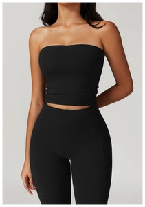 Détail du tissu mat hautement extensible sur le haut tube noir et le legging de yoga